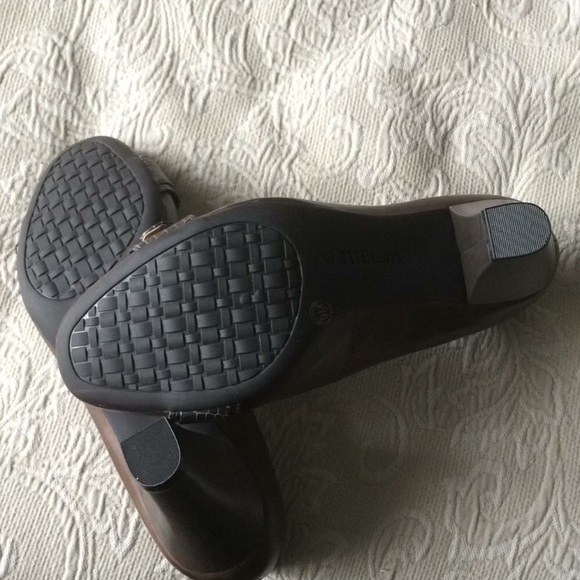 Michelle D buckle toe brown leather pumps size 9 - Picture 8 of 8